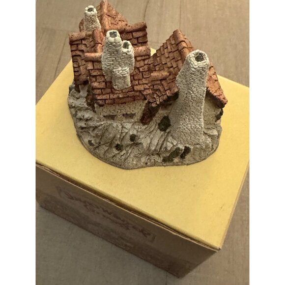 David Winter Cottages Green Dragon Pub 1983 Hand-Painted Collectible - Picture 6 of 9